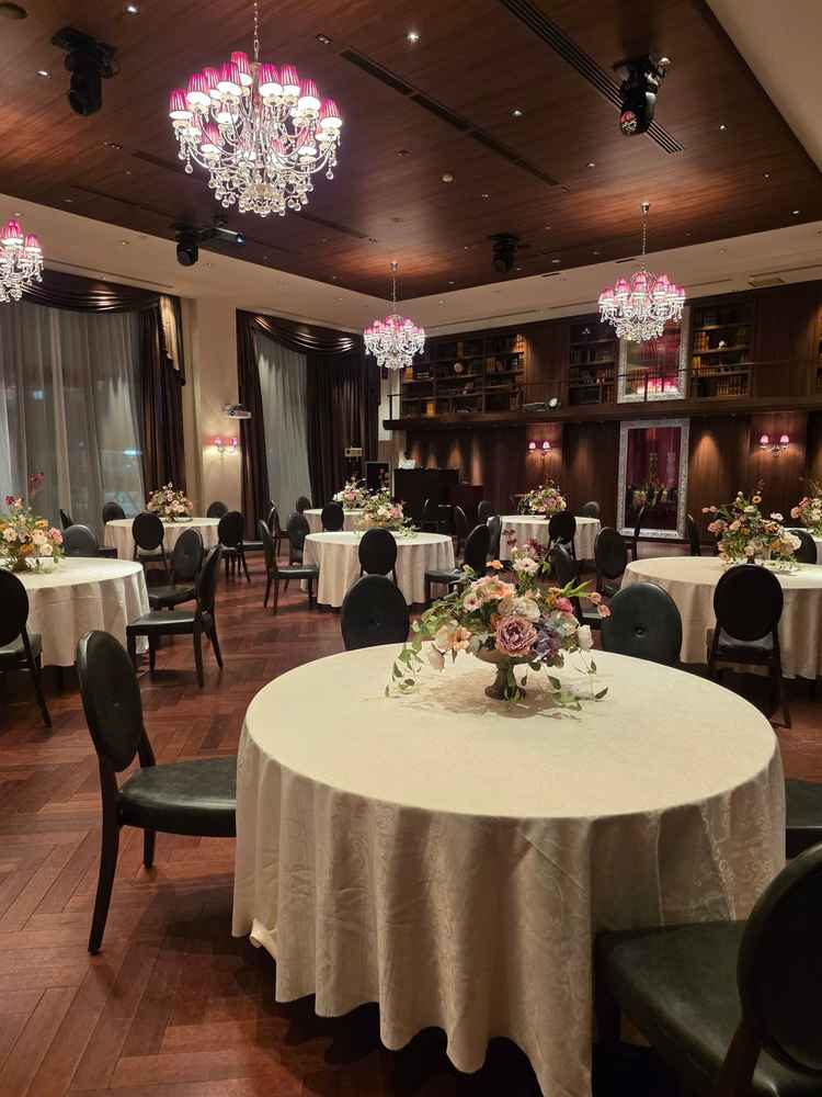 美女と野獣やハリーポッターなどを連想させるこれまでにない式場だった。