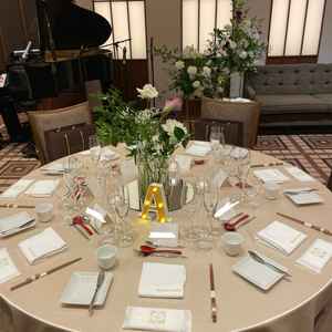 窓がなく落ち着いた作りの披露宴会場。ライブキッチンやグランドピアノがあり色々な演出ができる。
