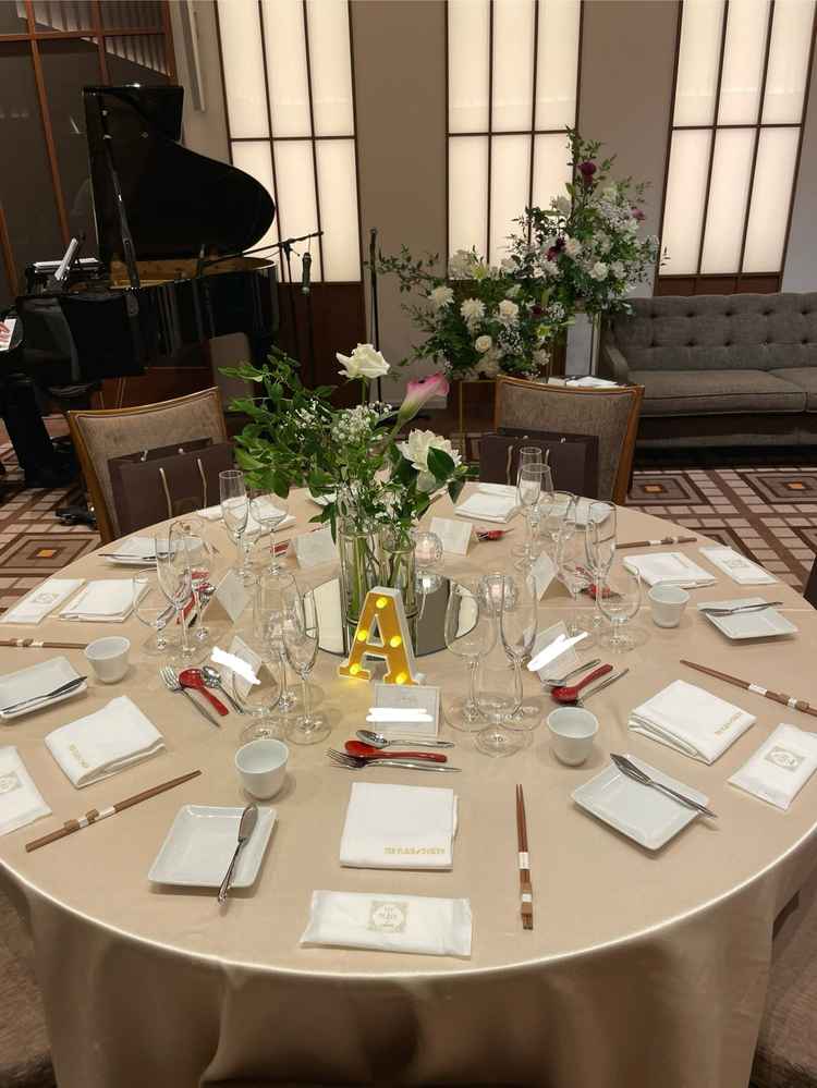 窓がなく落ち着いた作りの披露宴会場。ライブキッチンやグランドピアノがあり色々な演出ができる。
