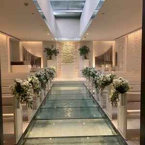 バージンロード。雨でも気にならないように常に水が流れている。