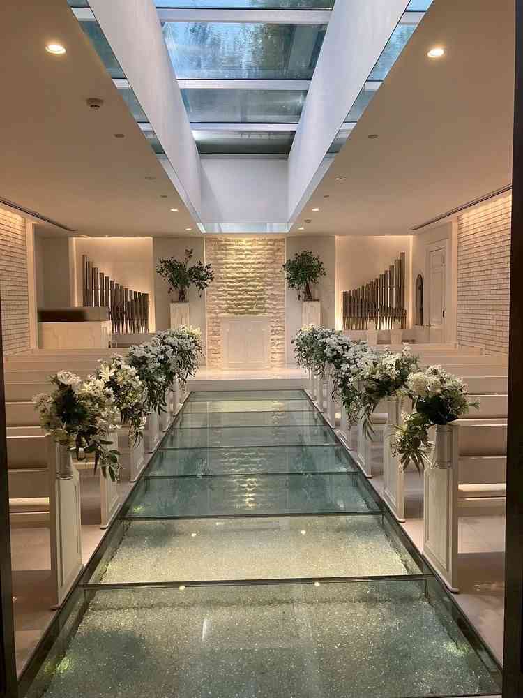 バージンロード。雨でも気にならないように常に水が流れている。