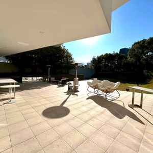 披露宴会場の外にあるガーデン。こちらでウェルカムパーティやデザートブッフェも可能。