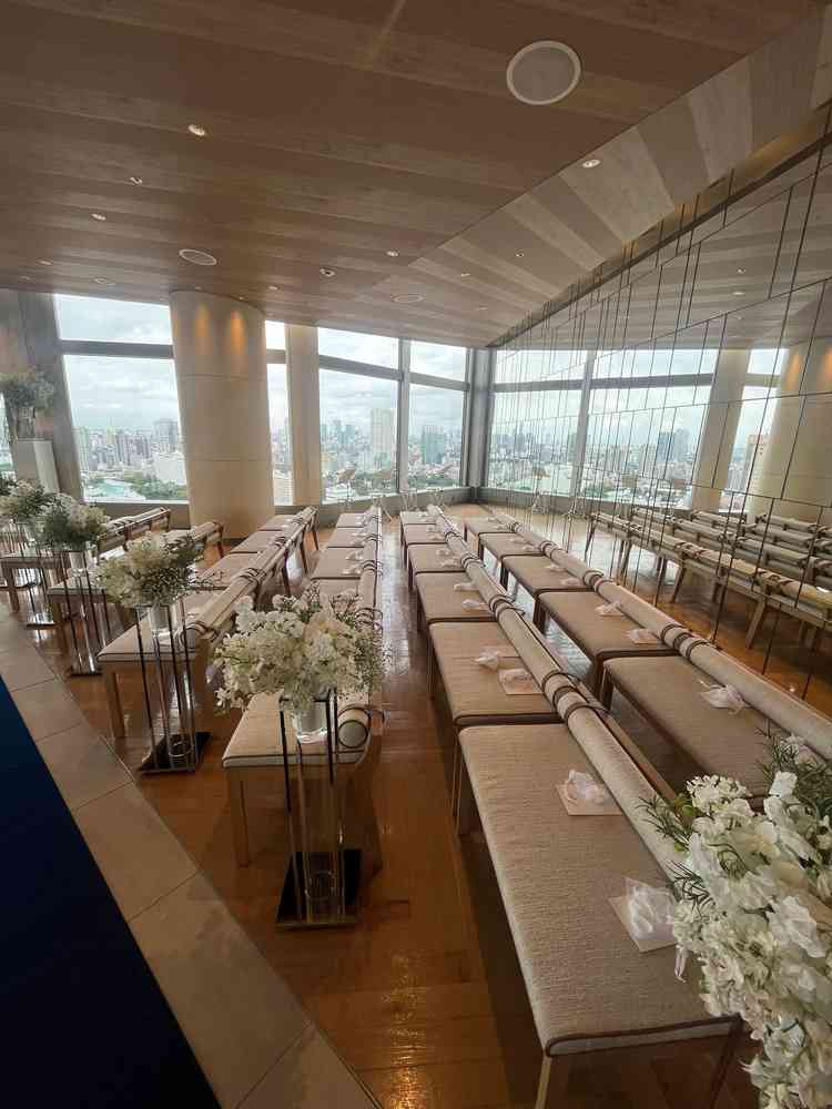 参列者の席。部屋の形が扇状になっているため、どこの角度からでも新郎新婦が見えるようになっている。
