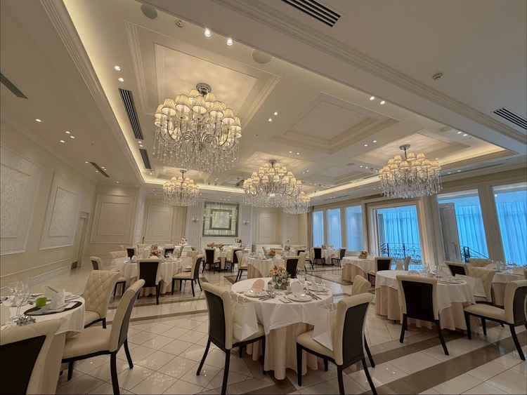 披露宴会場の少し小さめな方。カーテンを開けることで狭さを感じさせないようになっている。