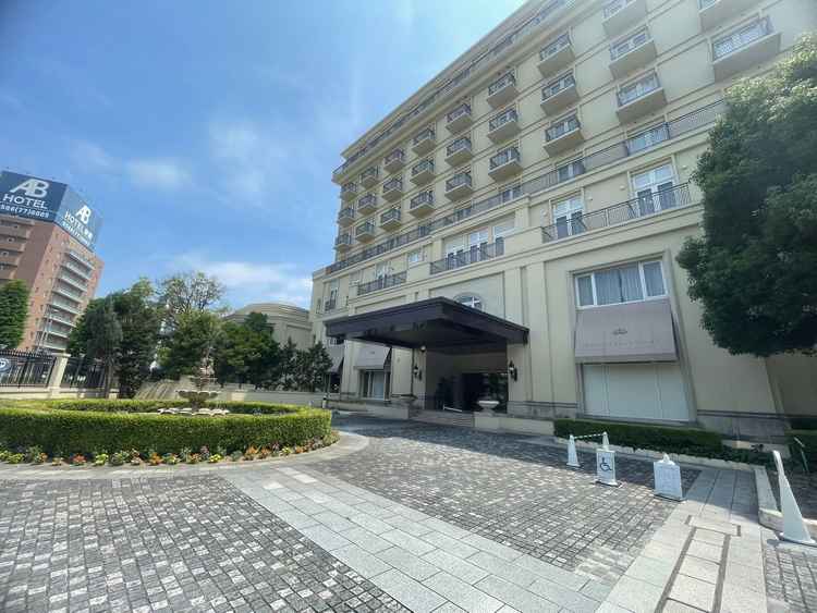 ホテルの入口です。車を並べて一緒に写真撮影をしたいと思っており、ここがとても映える場所だ感じました。