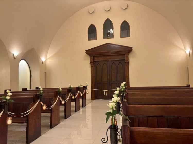 教会内装 後側の席