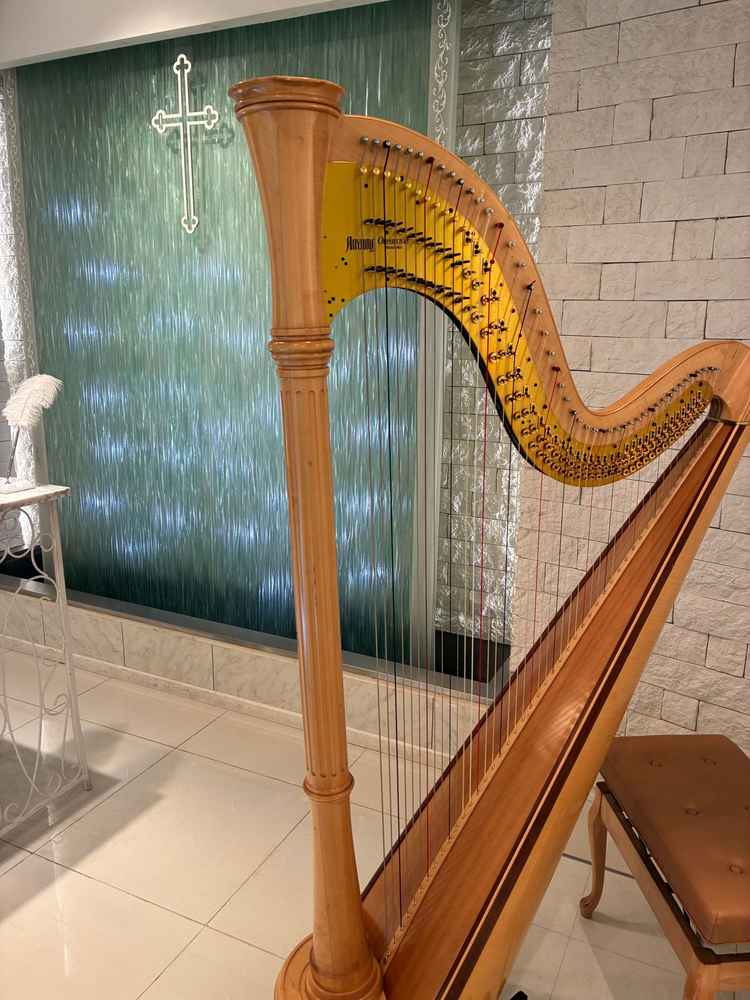 チャペルにハープやフルートがあって演奏できる