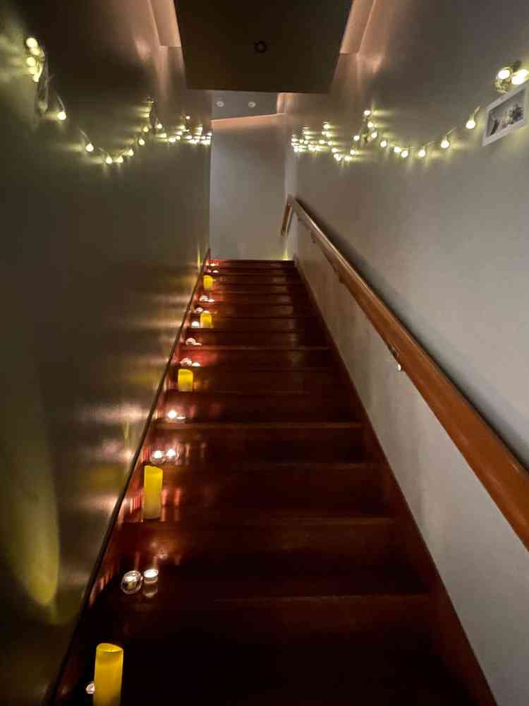 チャペルのある地下に続く階段。壁に幼少期からの写真等を飾れるとの事。