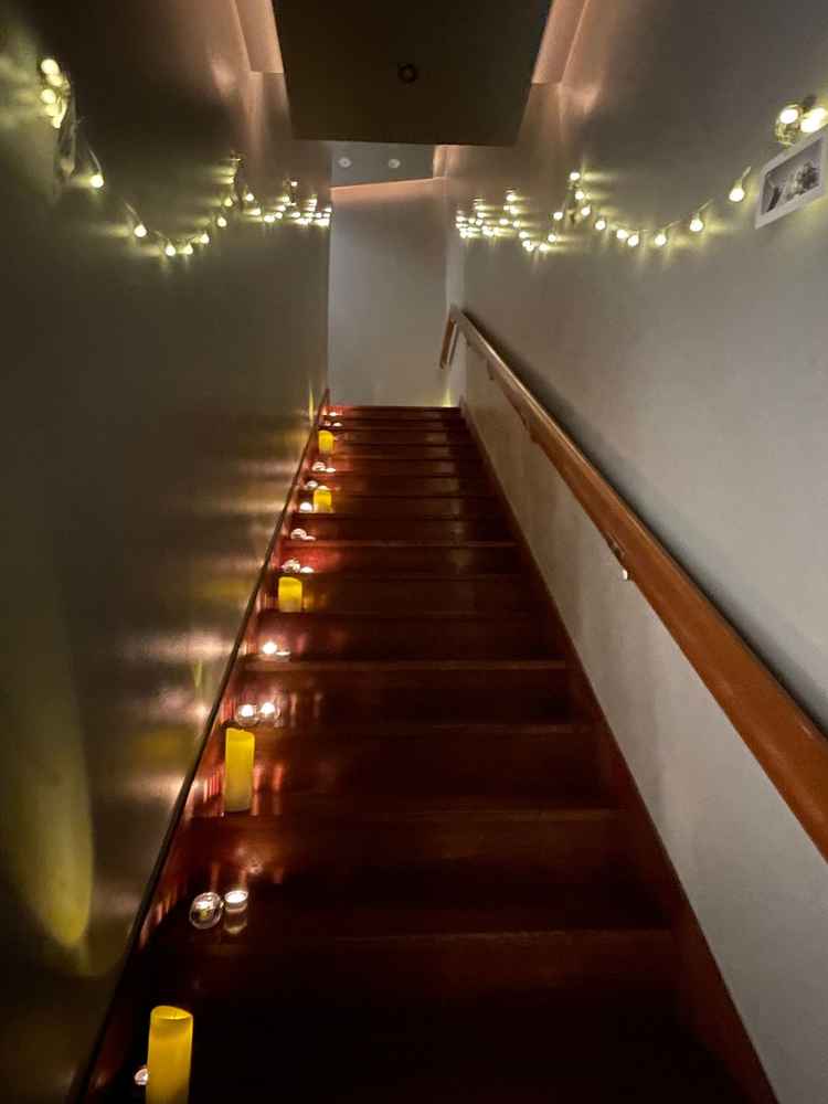 チャペルのある地下に続く階段。壁に幼少期からの写真等を飾れるとの事。