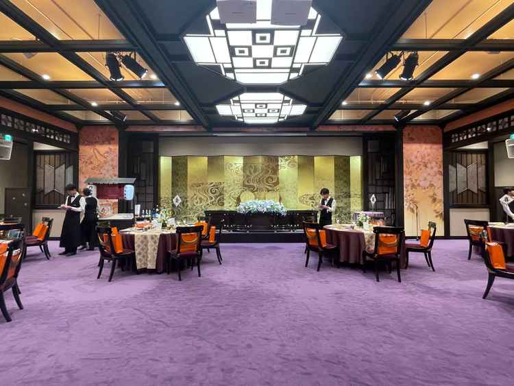 ワンフロア貸切の式場。マットな雰囲気ながら華やかさもあり。