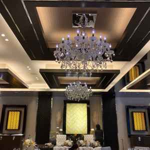 披露宴会場の天井。高さは無いものの特別感がある。