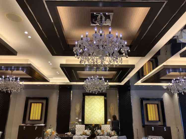 披露宴会場の天井。高さは無いものの特別感がある。