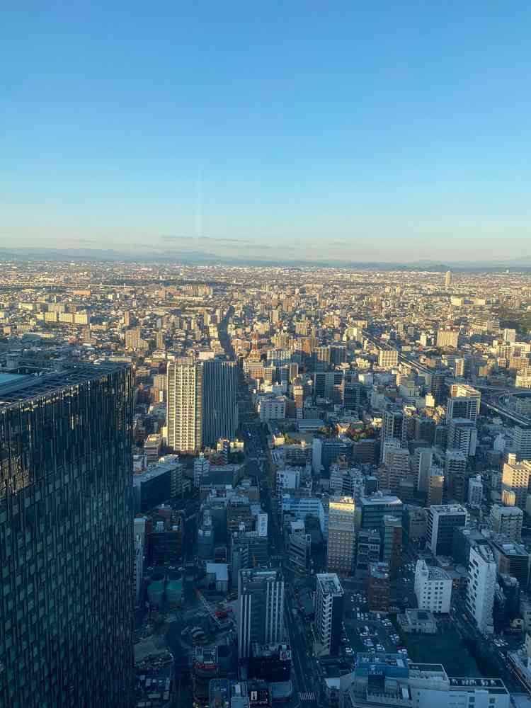 待合室の窓からの眺め。午後１６時ごろ。とにかく高い。名古屋城も見える。