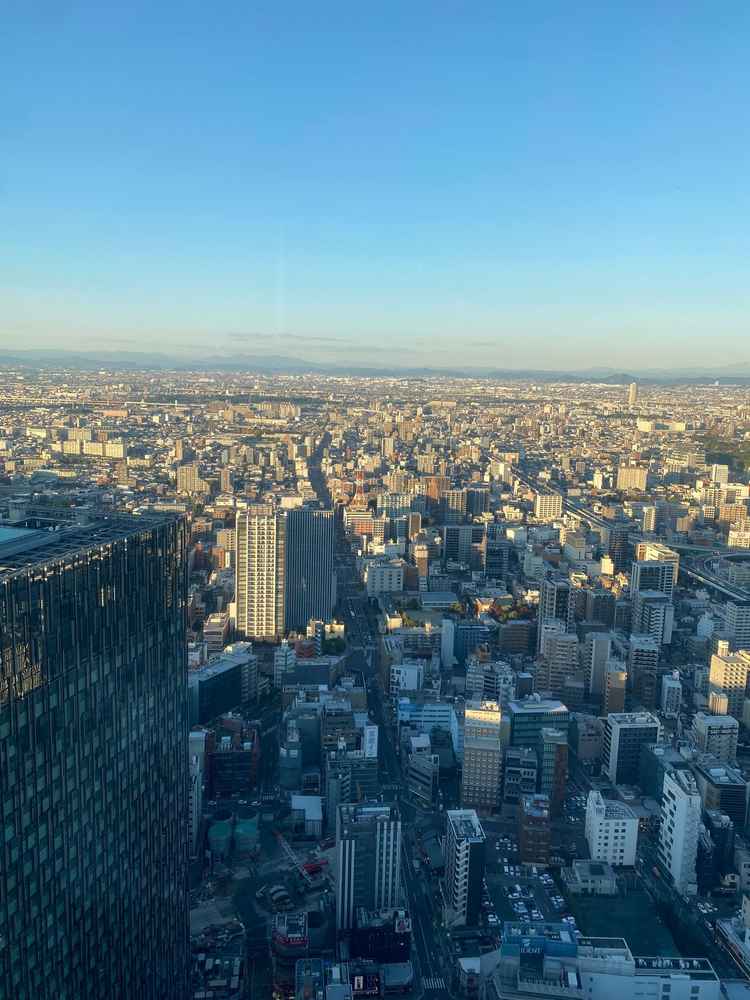 待合室の窓からの眺め。午後１６時ごろ。とにかく高い。名古屋城も見える。