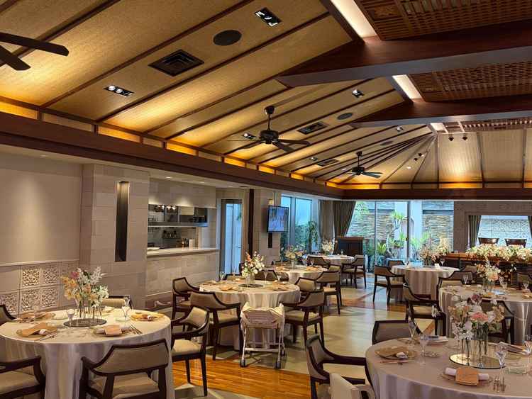 こちらの披露宴会場を見学させていただきました。とても雰囲気が良い会場だと思いました。