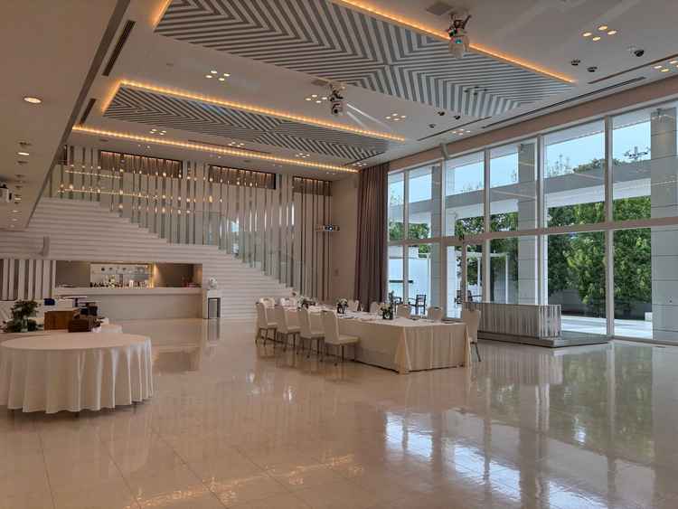 披露宴会場。全体的に白で統一されており、明るい印象がありました。