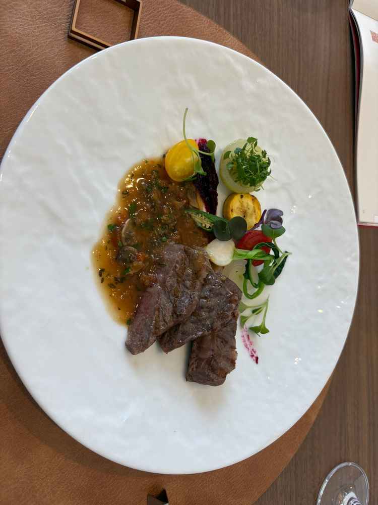 期待値が高すぎたからか料理は普通かもしれないと感じた。出来立てではなかったからか少々冷たかった。