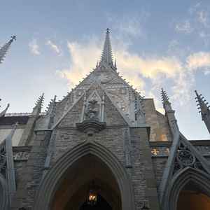 外観はまるでお城のようで、重厚感と華やかさがあり、とても印象的でした。