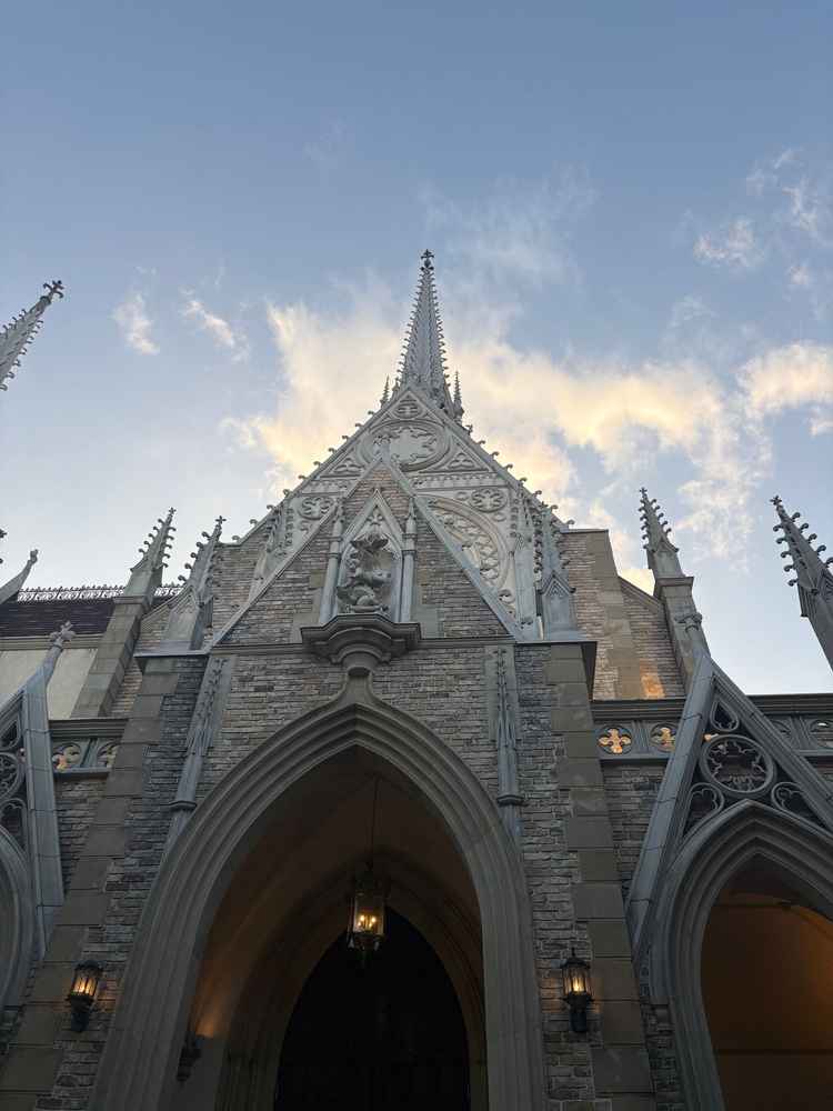 外観はまるでお城のようで、重厚感と華やかさがあり、とても印象的でした。