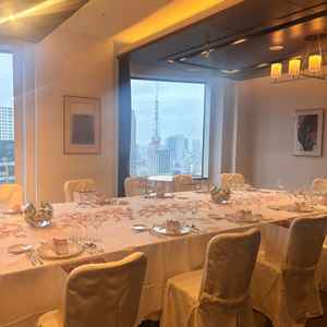 高層階にある少人数対応のお部屋。私たちは20名程度。窓から東京タワーが見えてロケーションが最高でした