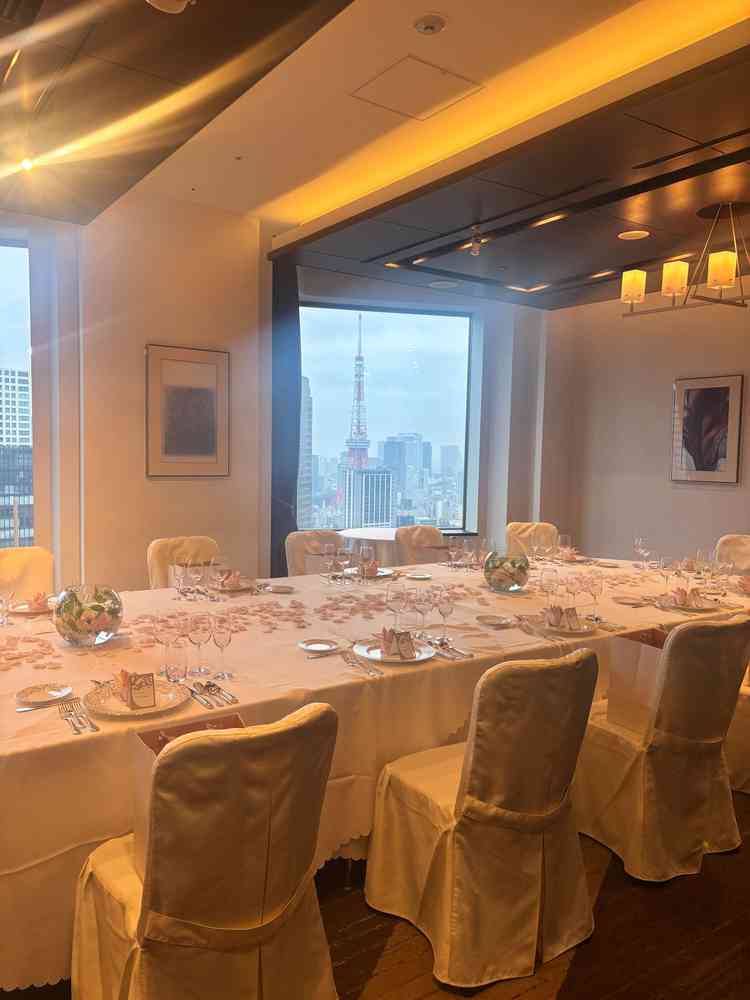 高層階にある少人数対応のお部屋。私たちは20名程度。窓から東京タワーが見えてロケーションが最高でした