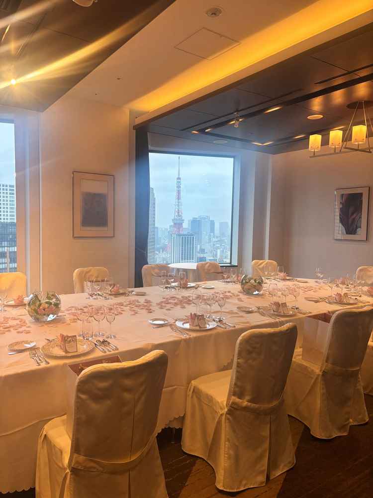 高層階にある少人数対応のお部屋。私たちは20名程度。窓から東京タワーが見えてロケーションが最高でした