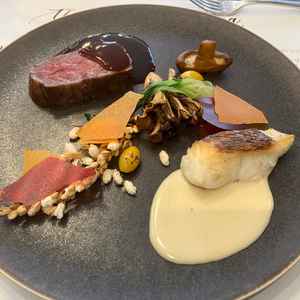 お魚とお肉のお料理。フレンチジャポネを楽しめる。