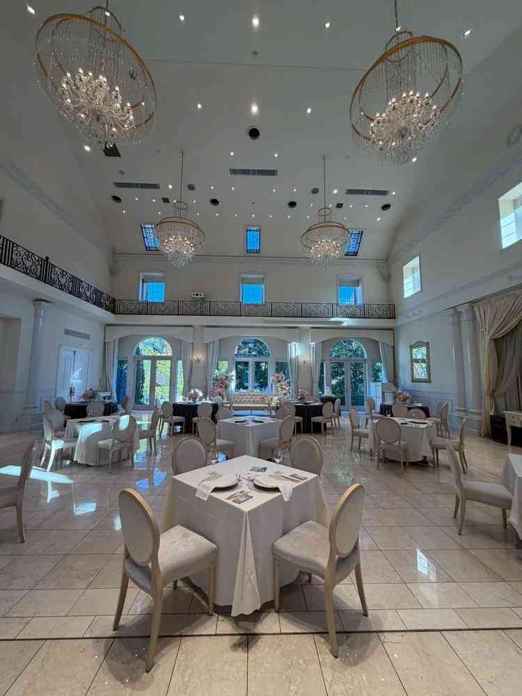 披露宴会場は天井が高いところが良かったです。あまり広くはないように思います。