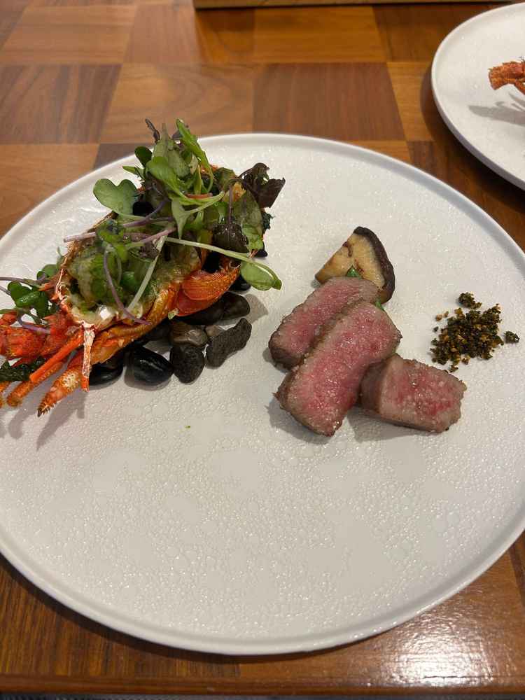 メイン料理の試食。オマール海老とサーロインステーキがとてもおいしかった。