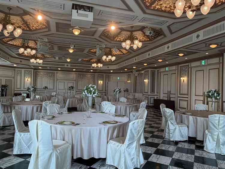 大きなビジョンを備え付けた会場でテーブルクロスの種類も豊富