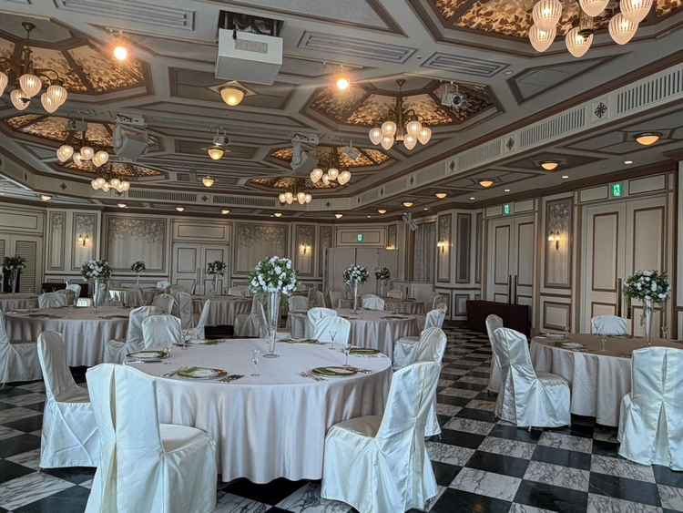 大きなビジョンを備え付けた会場でテーブルクロスの種類も豊富