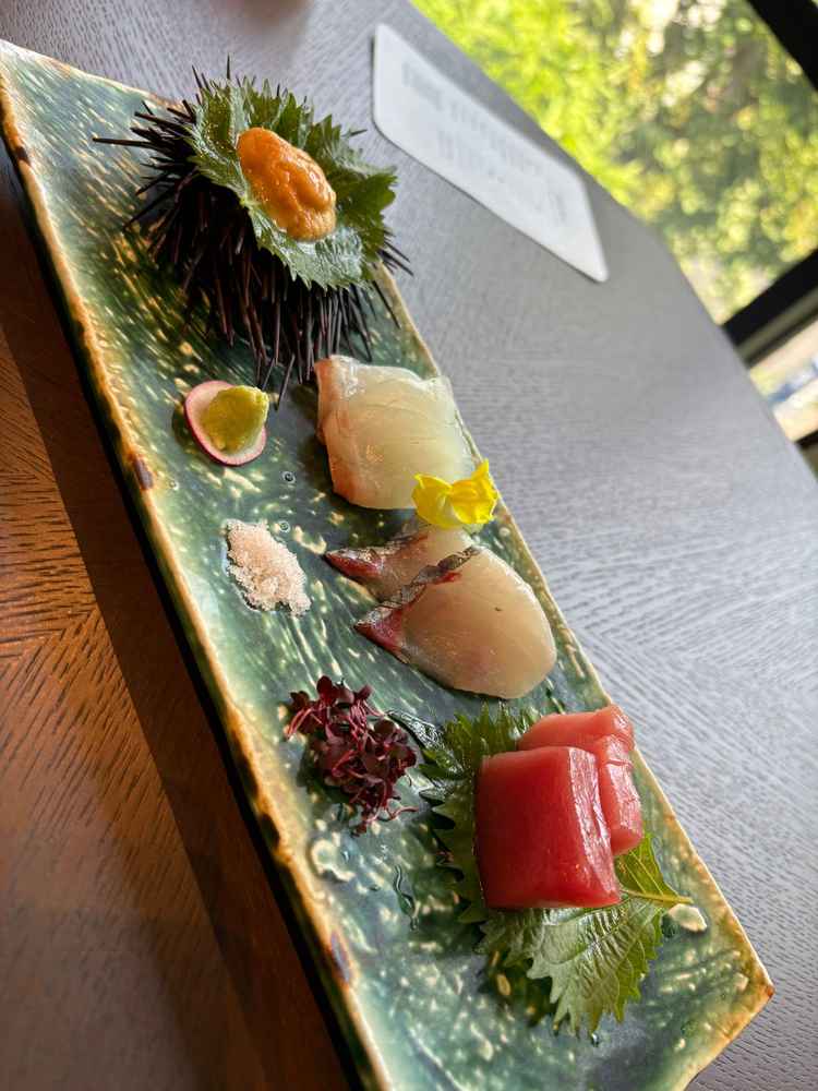 お刺身の盛り合わせ。どれもとても美味しかったです。ウニが良いウニでした、、