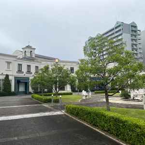 白を基調とした上品なヨーロッパ調の外観の建物と、緑が豊かな中庭のようなスペースが魅力的でした。