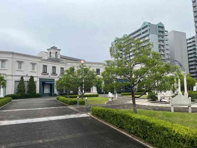 白を基調とした上品なヨーロッパ調の外観の建物と、緑が豊かな中庭のようなスペースが魅力的でした。