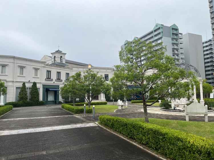 白を基調とした上品なヨーロッパ調の外観の建物と、緑が豊かな中庭のようなスペースが魅力的でした。