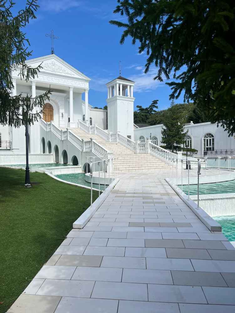 ロケーションが良くチャペルまでの階段では噴水や自然を感じる雰囲気でした。