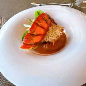 前菜。オマール海老のソース和えで大変美味しくいただきました。