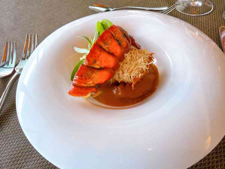前菜。オマール海老のソース和えで大変美味しくいただきました。