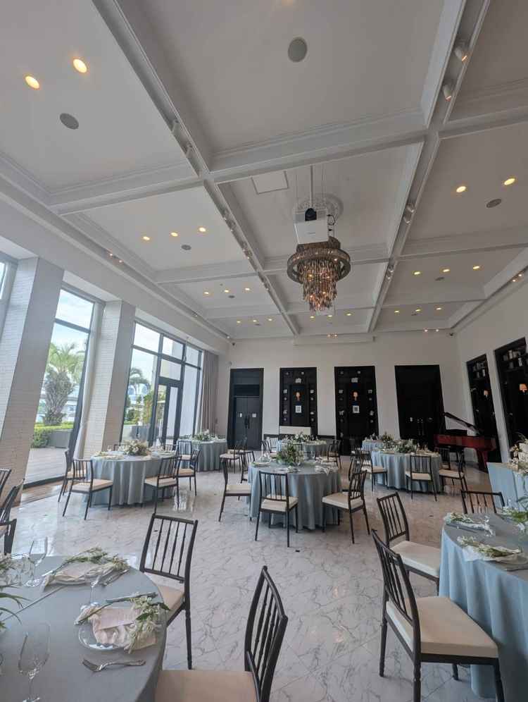 自然光がたっぷりと差し込んでとても明るく上品な雰囲気でした。窓からの景色も開放的で良かったです。