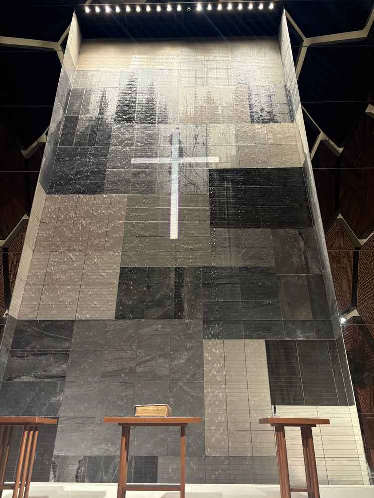 特に、祭壇で水の流れる音が心地よかった。