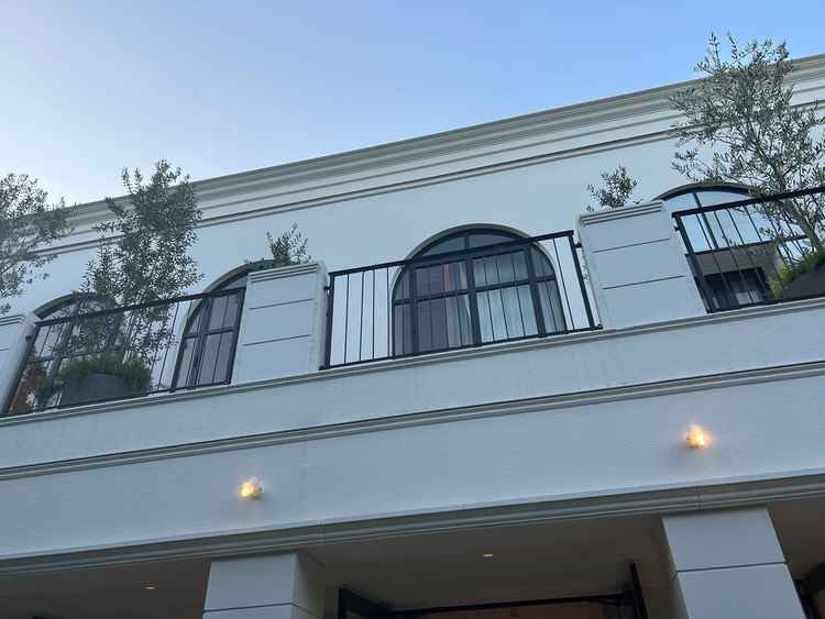 テラスからみた、2階のバルコニーの雰囲気