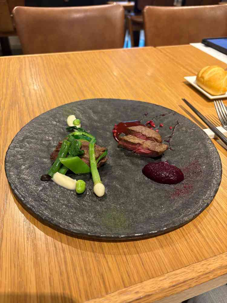 料理は1番下のランクでも国産牛とのこと。4つのコースから選べるのはありがたいと思った。