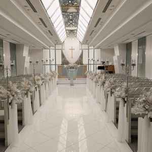 白系のチャペル。本番はもっと床を磨くとのこと。