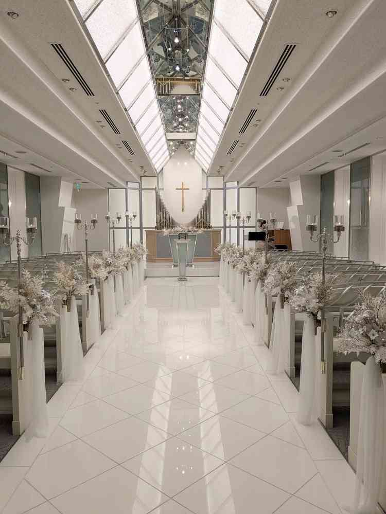 白系のチャペル。本番はもっと床を磨くとのこと。