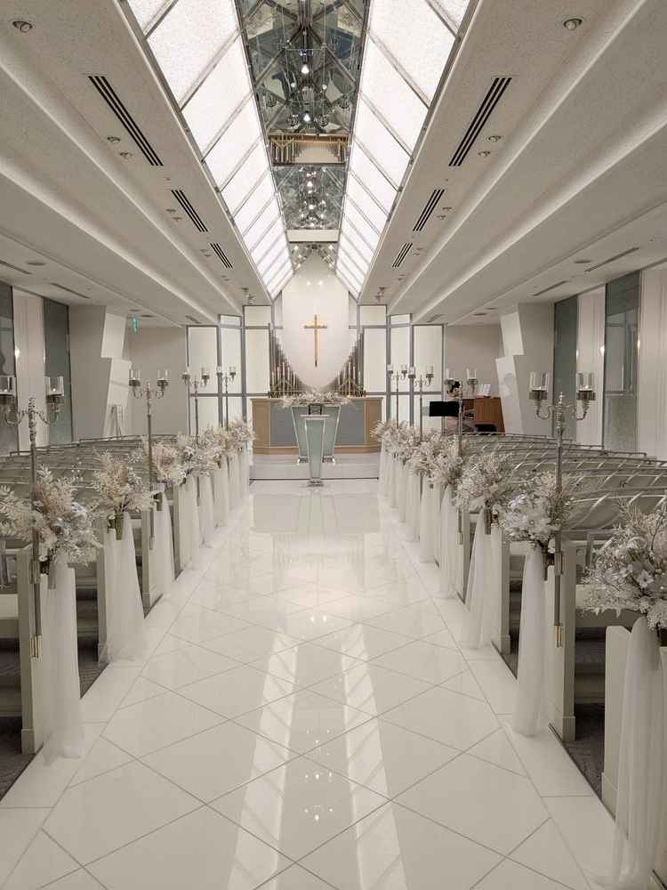白系のチャペル。本番はもっと床を磨くとのこと。