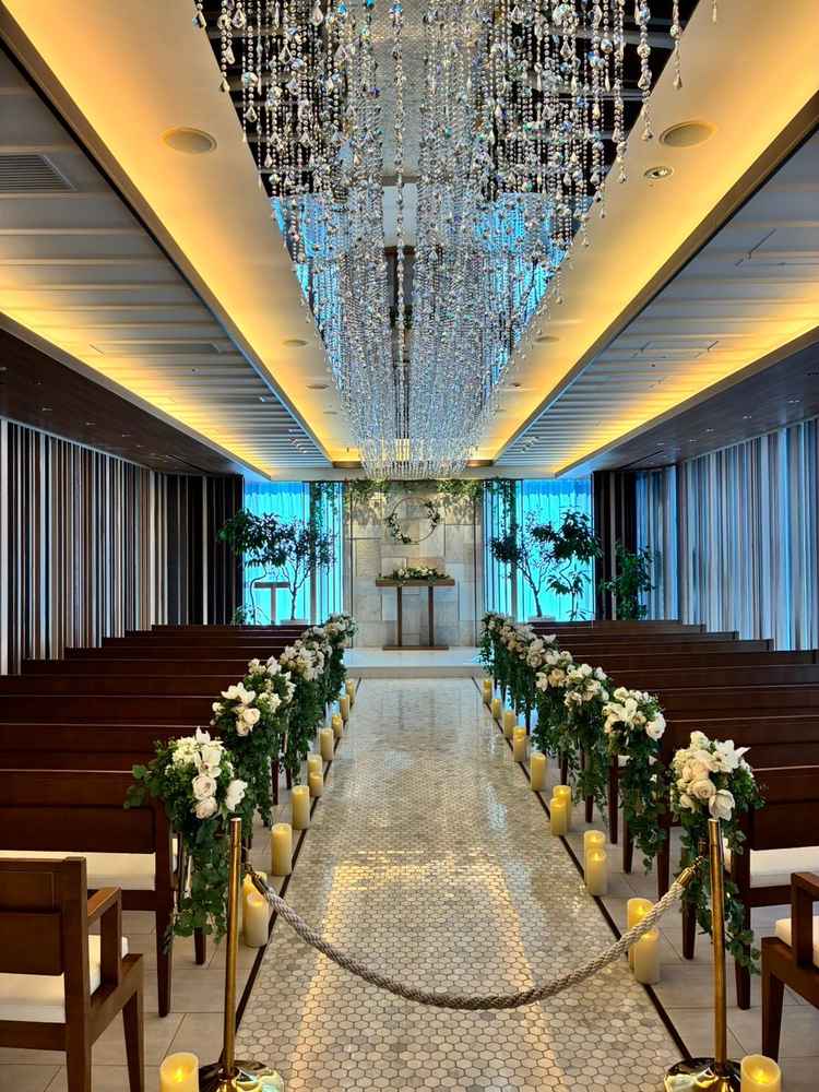 挙式会場の写真。ウッド調の椅子と、自然光の明るさが素敵でした。