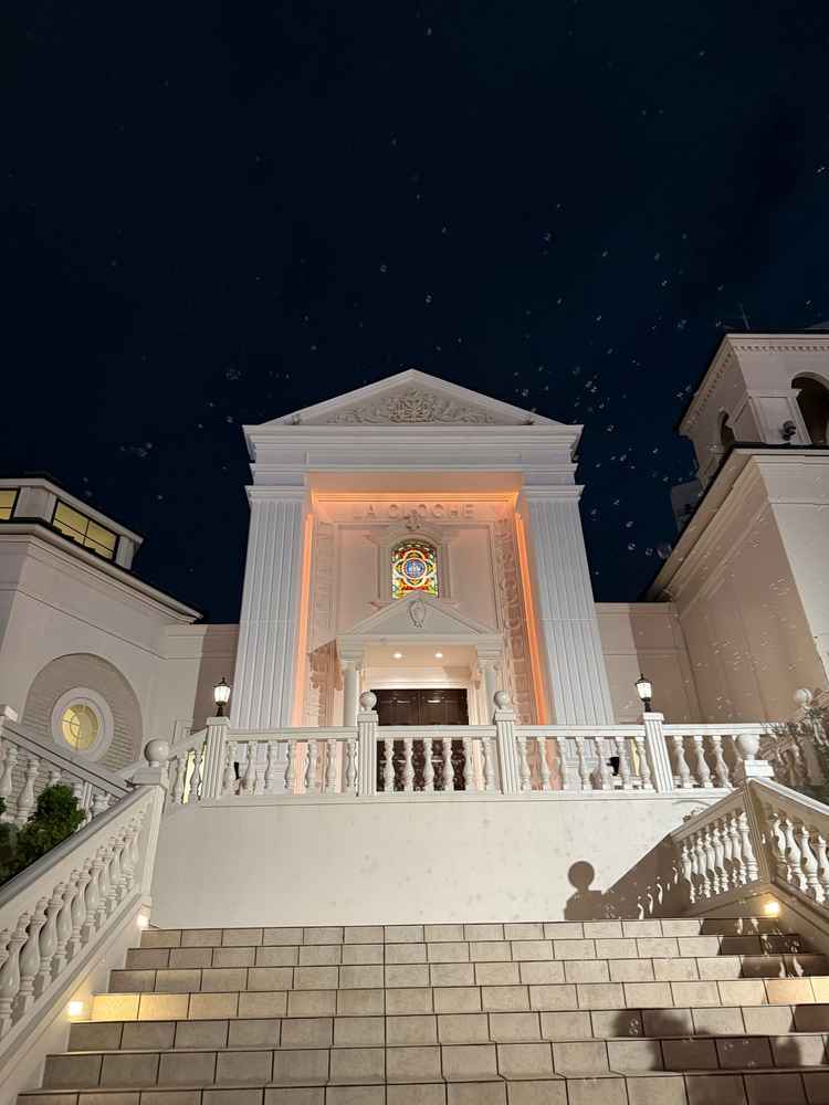 チャペル外の大階段。バブルシャワーも綺麗で大きな幅の大階段が荘厳でした。