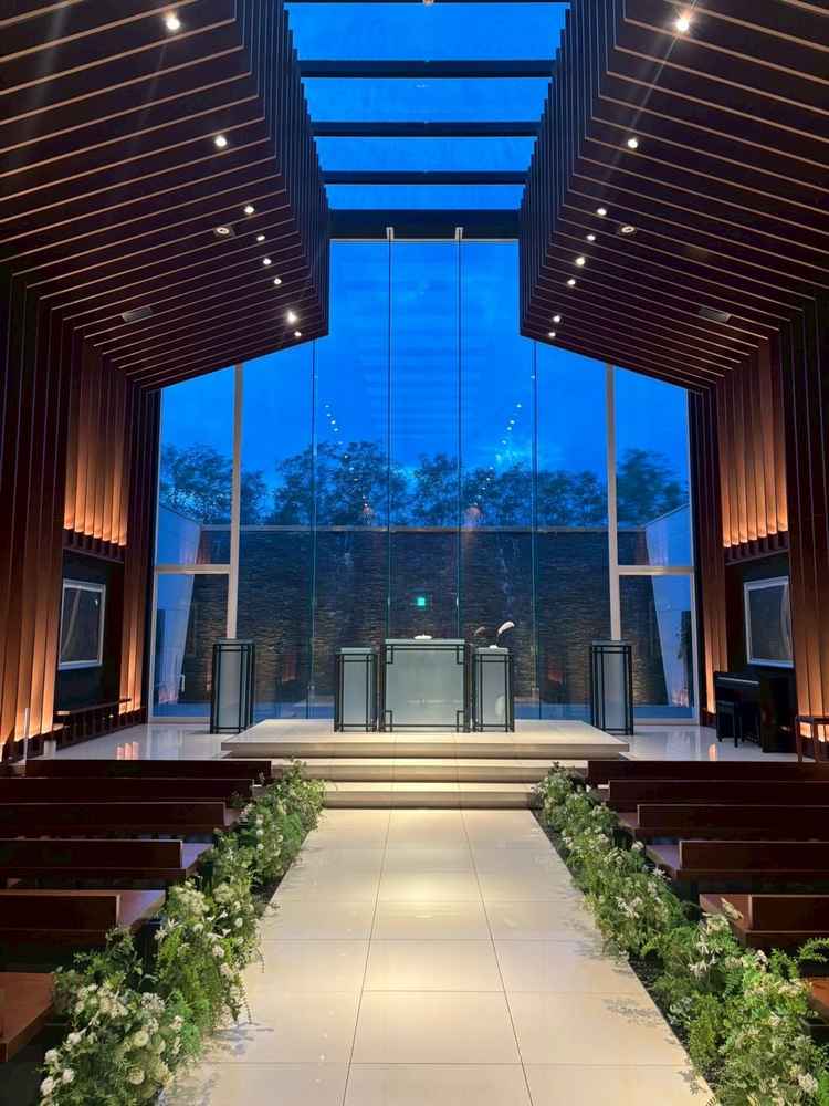 チャペルの写真。十字架はなく、空に誓うというコンセプトで素敵だと思いました。