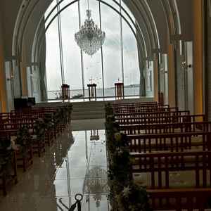 チャペルの写真です。天井が高く、開放感があり明るい印象でよかったです。