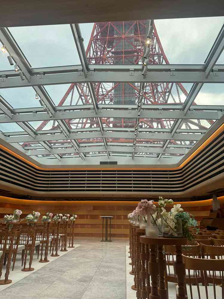 チャペル。当日は曇りでしたがとても明るく開放的でした。